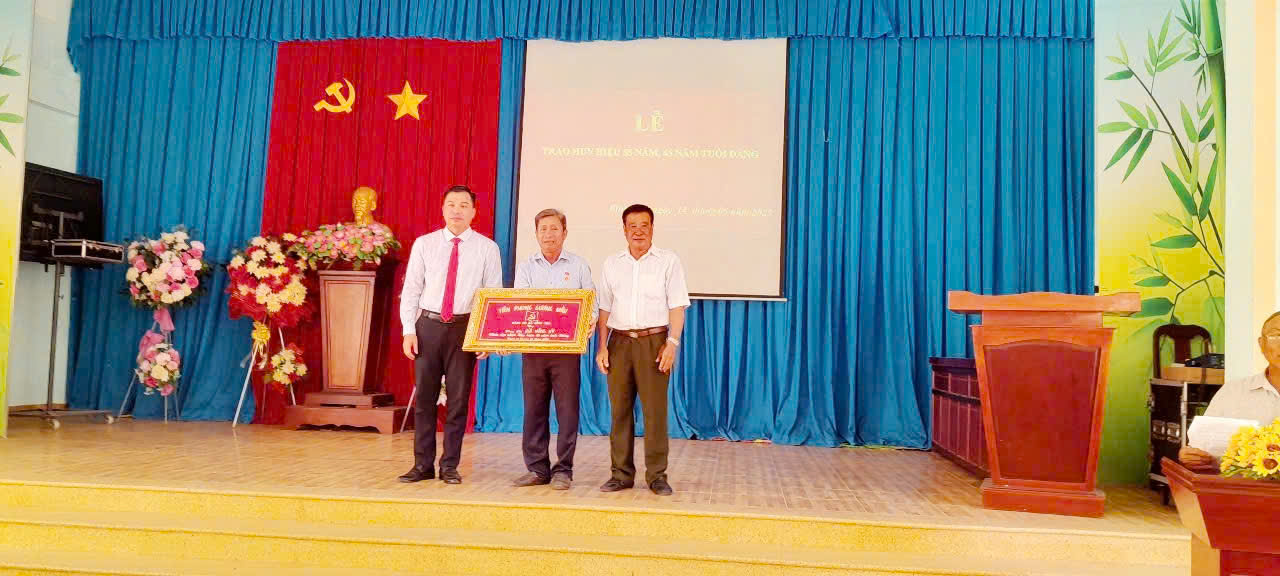 XÃ BÌNH TÂN LONG TRỌNG TỔ CHỨC LỄ TRAO TẶNG HUY HIỆU 55 VÀ 45 NĂM TUỔI ĐẢNG CHO CÁC ĐẢNG VIÊN LÃO THÀNH.