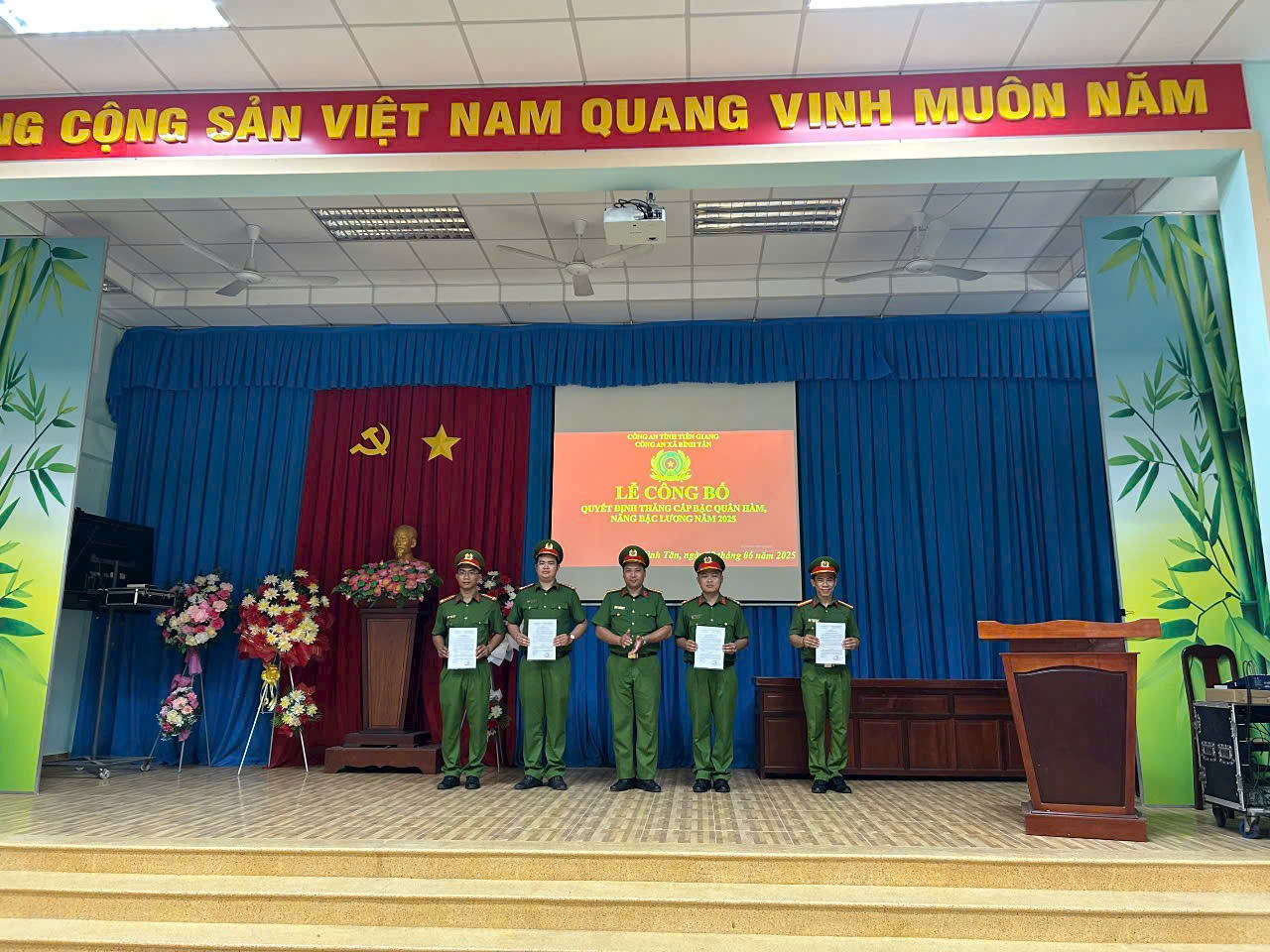 XÃ BÌNH TÂN: TỔ CHỨC LỄ THĂNG CẤP BẬC HÀM, NÂNG BẬC LƯƠNG NĂM 2025 CHO CÁN BỘ, CHIẾN SĨ CÔNG AN XÃ.
