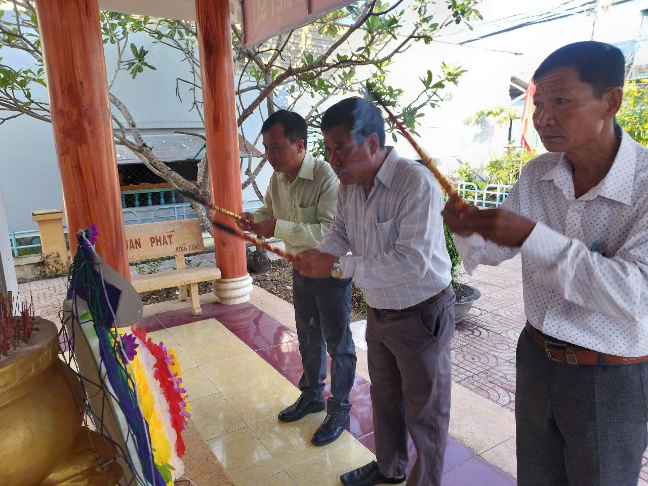 Xã Bình Tân: Tổ chức lễ dâng hương tưởng niệm nhân Kỷ niệm 50 năm Ngày Giải phóng miền Nam, thống nhất đất nước và 139 năm Ngày Quốc tế Lao động.